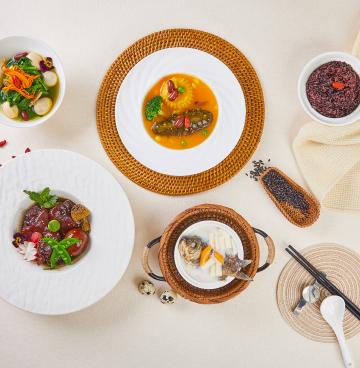 每日六餐，包含60-80 种食材，热量控制在2300kcal 左右